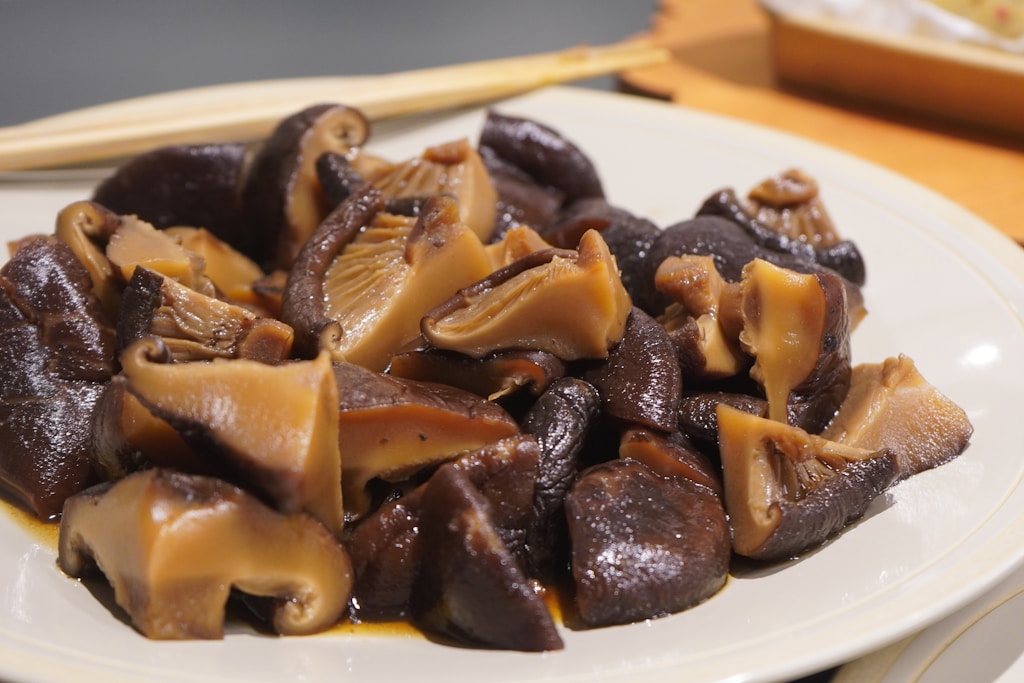 Temporada de setas en otoño - recolección de shiitake